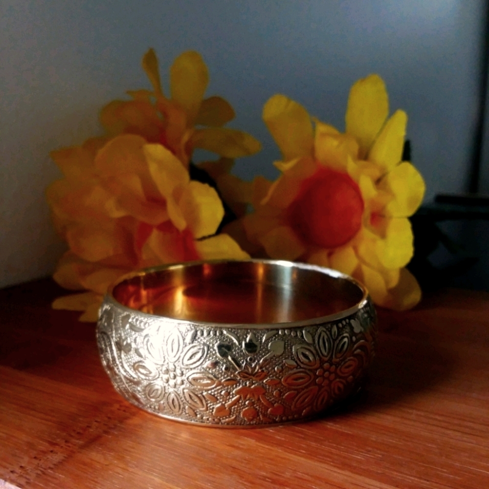 1PC Beautiful Floral Embossed Metal Bracelet